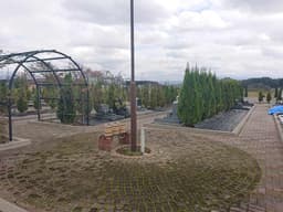フジパーク霊園 見附　公園のような洋風アーチと緑