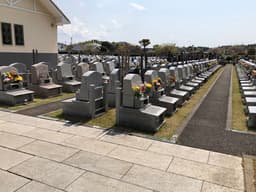 香華院第２千葉東霊苑　お花が供えられた洋型墓石