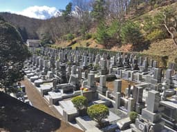 城山湖霊園　山に囲まれた墓地
