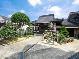 新品治墓地