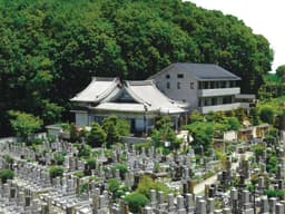 城山霊園　緑豊かで日当たりの良い霊園風景①